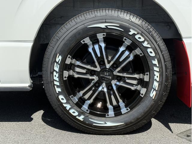 ハイエースバン スーパーＧＬ　ダークプライムＩＩ　寒冷地仕様／４ＷＤ／１６インチアルミホイール／ＴＲＤマッドフラップ／ベットキット／床張りキット／フロントエアロ（28枚目）