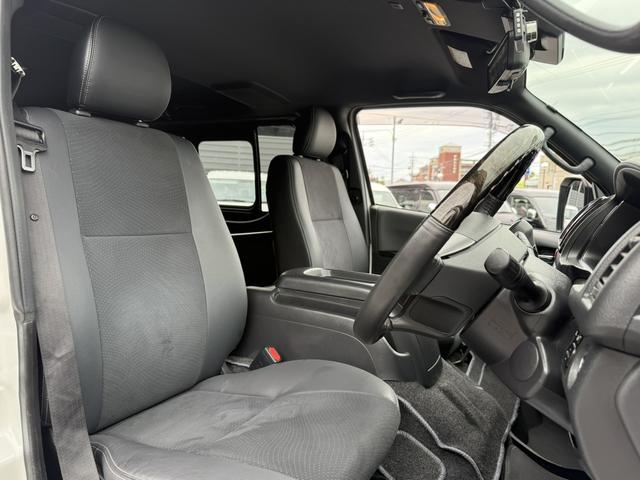 ハイエースバン スーパーＧＬ　ダークプライムＩＩ　寒冷地仕様／４ＷＤ／１６インチアルミホイール／ＴＲＤマッドフラップ／ベットキット／床張りキット／フロントエアロ（30枚目）