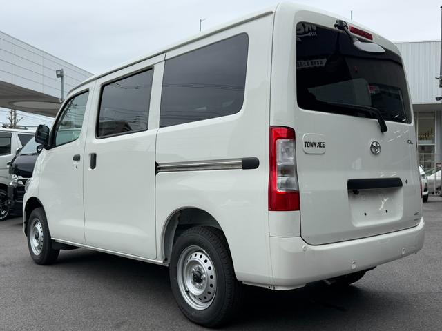 タウンエースバン GL 登録済未使用車/4WD/7インチナビ/ETC/バックカメラ/衝突軽減ブレーキ/純正ホイール/コーナーセンサー/アイドリングストップ/キーレスエントリー/助手席エアバッグ/パワーウインドウ(15枚目)