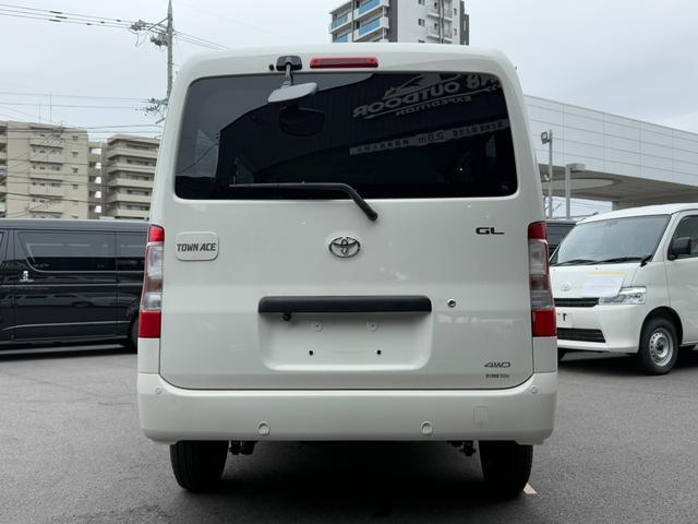 タウンエースバン GL 登録済未使用車/4WD/7インチナビ/ETC/バックカメラ/衝突軽減ブレーキ/純正ホイール/コーナーセンサー/アイドリングストップ/キーレスエントリー/助手席エアバッグ/パワーウインドウ(17枚目)