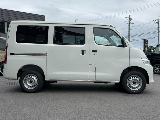 タウンエースバン GL 登録済未使用車/4WD/7インチナビ/ETC/バックカメラ/衝突軽減ブレーキ/純正ホイール/コーナーセンサー/アイドリングストップ/キーレスエントリー/助手席エアバッグ/パワーウインドウ(18枚目)