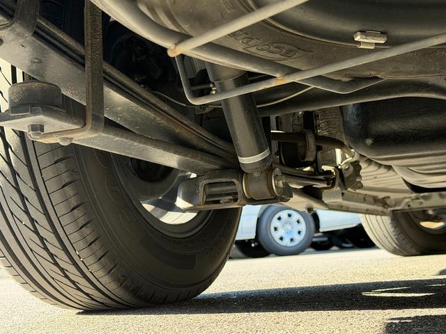 ハイエースバン スーパーＧＬ　ダークプライム　寒冷地仕様／ローダウン／１６インチアルミ／ベッドキット／フロントエアロ／７インチナビ／バックカメラ／（28枚目）