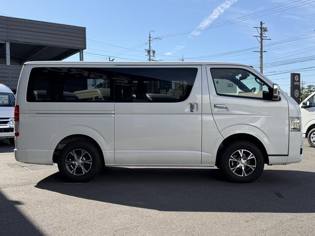 ハイエースバン スーパーＧＬ　ダークプライムＩＩ　後席モニター／アルパイン７インチナビ／ベッドキット／シートカバー／純正１５インチアルミ／ＧＲ８センターコンソール（14枚目）