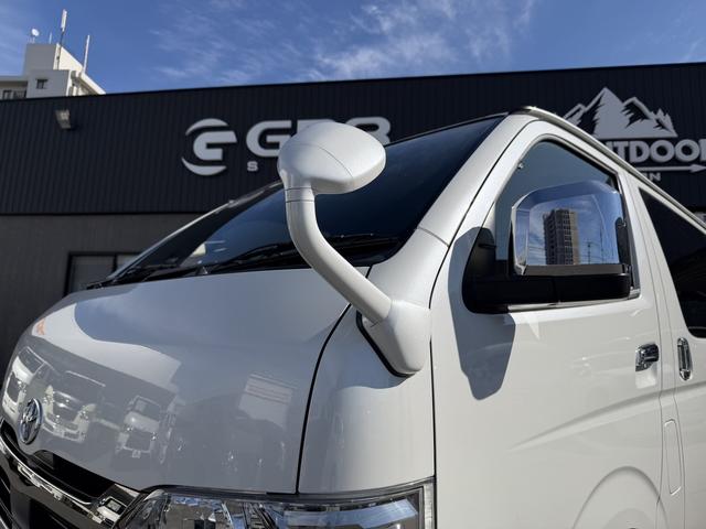 ハイエースバン スーパーＧＬ　ダークプライムＩＩ　後席モニター／アルパイン７インチナビ／ベッドキット／シートカバー／純正１５インチアルミ／ＧＲ８センターコンソール（18枚目）