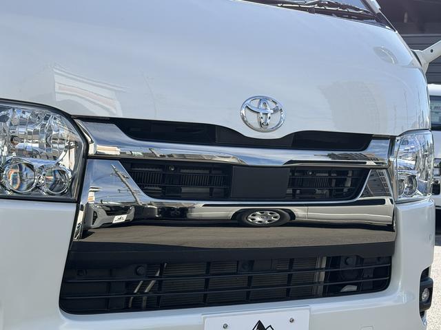 ハイエースバン スーパーＧＬ　ダークプライムＩＩ　後席モニター／アルパイン７インチナビ／ベッドキット／シートカバー／純正１５インチアルミ／ＧＲ８センターコンソール（19枚目）