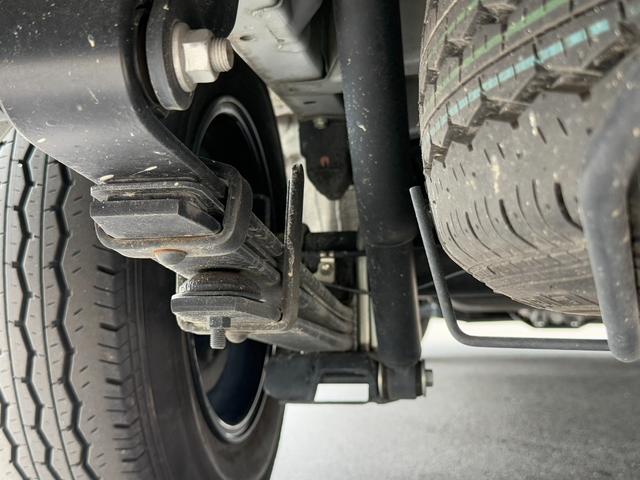 ハイエースバン スーパーＧＬ　ダークプライムＩＩ　後席モニター／アルパイン７インチナビ／ベッドキット／シートカバー／純正１５インチアルミ／ＧＲ８センターコンソール（24枚目）