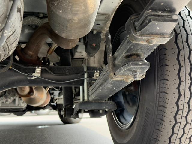 ハイエースバン スーパーＧＬ　ダークプライムＩＩ　後席モニター／アルパイン７インチナビ／ベッドキット／シートカバー／純正１５インチアルミ／ＧＲ８センターコンソール（25枚目）