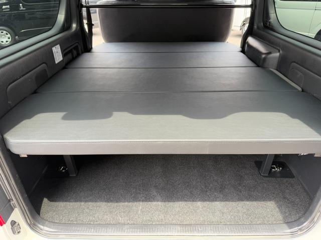 ハイエースバン スーパーＧＬ　ダークプライムＩＩ　後席モニター／アルパイン７インチナビ／ベッドキット／シートカバー／純正１５インチアルミ／ＧＲ８センターコンソール（29枚目）