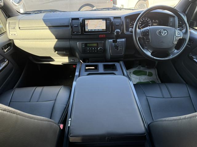 ハイエースバン スーパーＧＬ　ダークプライムＩＩ　後席モニター／アルパイン７インチナビ／ベッドキット／シートカバー／純正１５インチアルミ／ＧＲ８センターコンソール（30枚目）