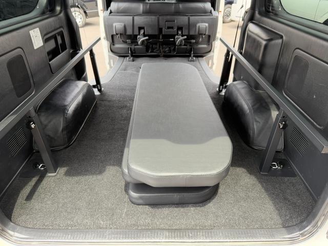 ハイエースバン スーパーＧＬ　ダークプライムＩＩ　後席モニター／アルパイン７インチナビ／ベッドキット／シートカバー／純正１５インチアルミ／ＧＲ８センターコンソール（32枚目）