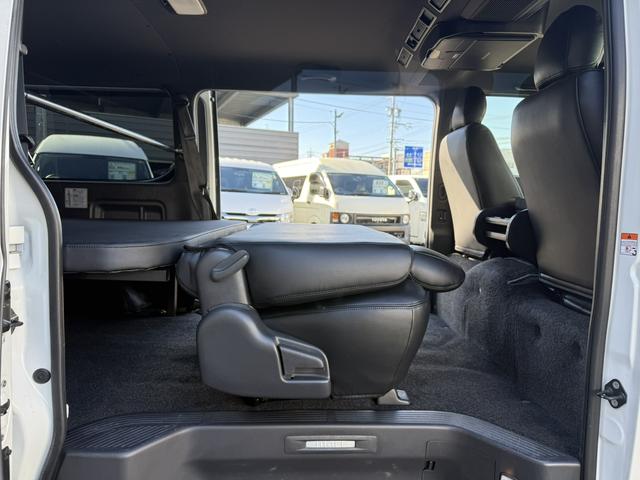 ハイエースバン スーパーＧＬ　ダークプライムＩＩ　後席モニター／アルパイン７インチナビ／ベッドキット／シートカバー／純正１５インチアルミ／ＧＲ８センターコンソール（45枚目）