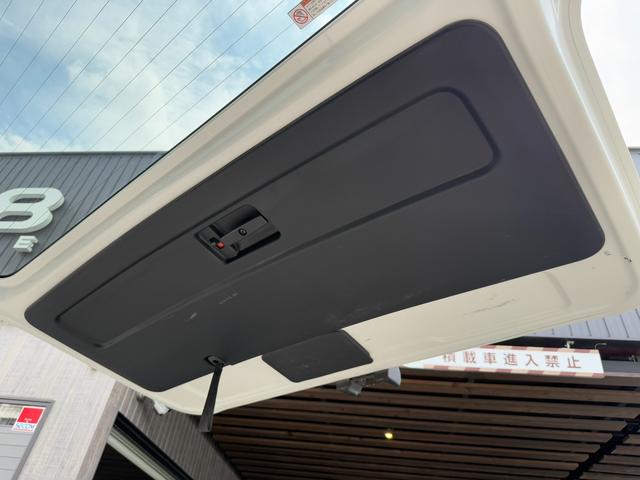 ハイエースバン スーパーＧＬ　ダークプライムＩＩ　後席モニター／アルパイン７インチナビ／ベッドキット／シートカバー／純正１５インチアルミ／ＧＲ８センターコンソール（48枚目）