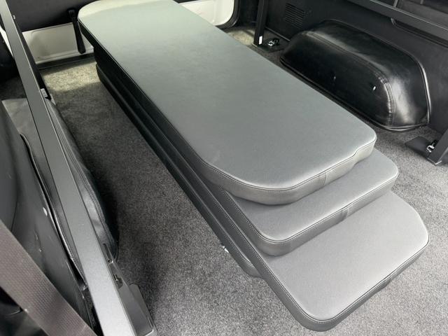 ハイエースバン スーパーＧＬ　ダークプライムＩＩ　後席モニター／アルパイン７インチナビ／ベッドキット／シートカバー／純正１５インチアルミ／ＧＲ８センターコンソール（50枚目）