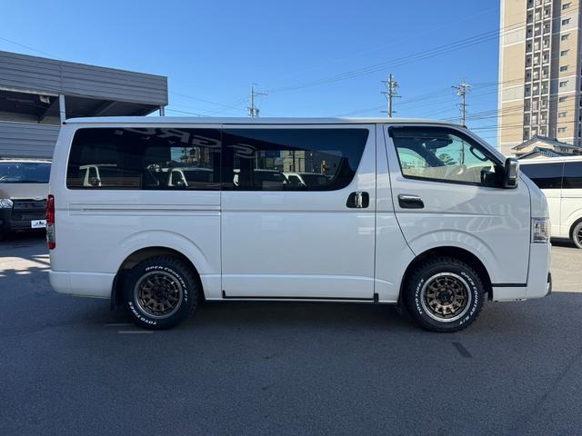 ハイエースバン スーパーＧＬ　ダークプライムＩＩ　４ＷＤ／寒冷地仕様／１６インチアルミ／アルパインＢＩＧ－Ｘ／アルパイン後席モニター／ベッドキット／バッドフェイス（18枚目）