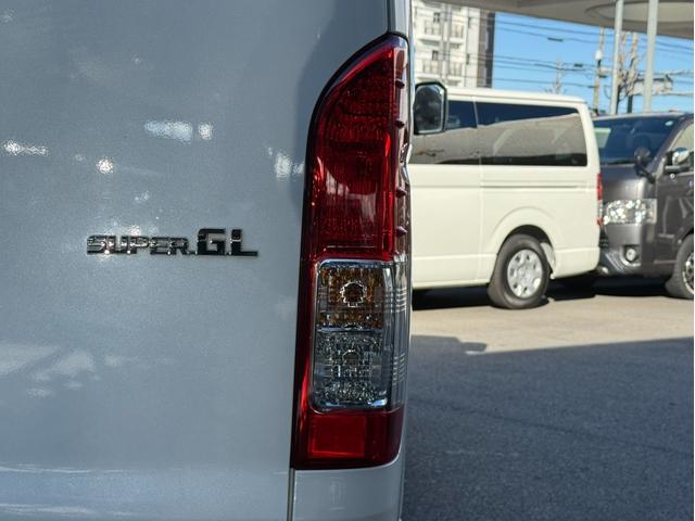 ハイエースバン スーパーＧＬ　ダークプライムＩＩ　４ＷＤ／寒冷地仕様／１６インチアルミ／アルパインＢＩＧ－Ｘ／アルパイン後席モニター／ベッドキット／バッドフェイス（27枚目）