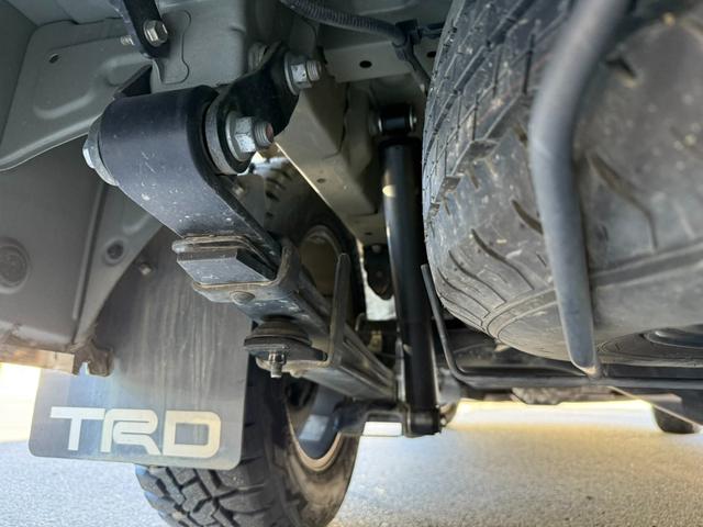 ハイエースバン スーパーＧＬ　ダークプライムＩＩ　４ＷＤ／寒冷地仕様／１６インチアルミ／アルパインＢＩＧ－Ｘ／アルパイン後席モニター／ベッドキット／バッドフェイス（29枚目）