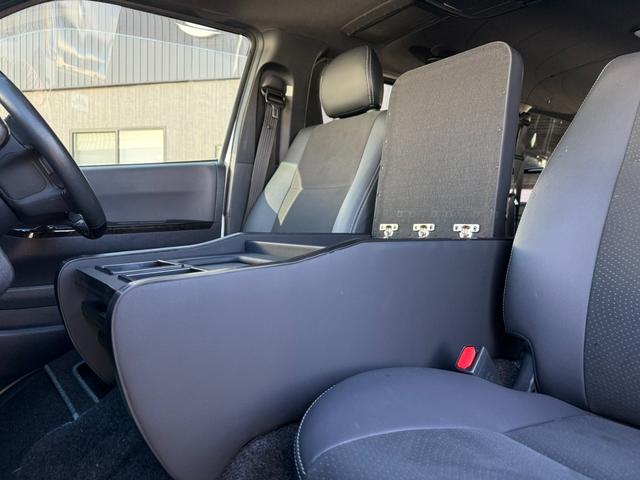 ハイエースバン スーパーＧＬ　ダークプライムＩＩ　４ＷＤ／寒冷地仕様／１６インチアルミ／アルパインＢＩＧ－Ｘ／アルパイン後席モニター／ベッドキット／バッドフェイス（37枚目）