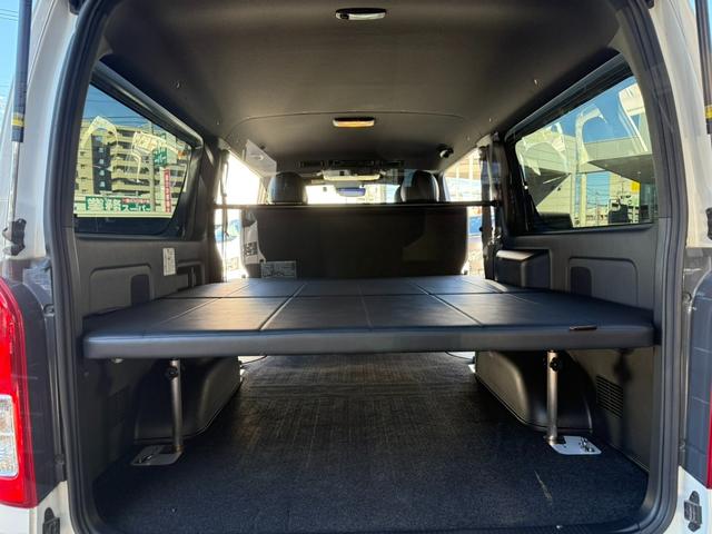 ハイエースバン スーパーＧＬ　ダークプライムＩＩ　４ＷＤ／寒冷地仕様／１６インチアルミ／アルパインＢＩＧ－Ｘ／アルパイン後席モニター／ベッドキット／バッドフェイス（54枚目）