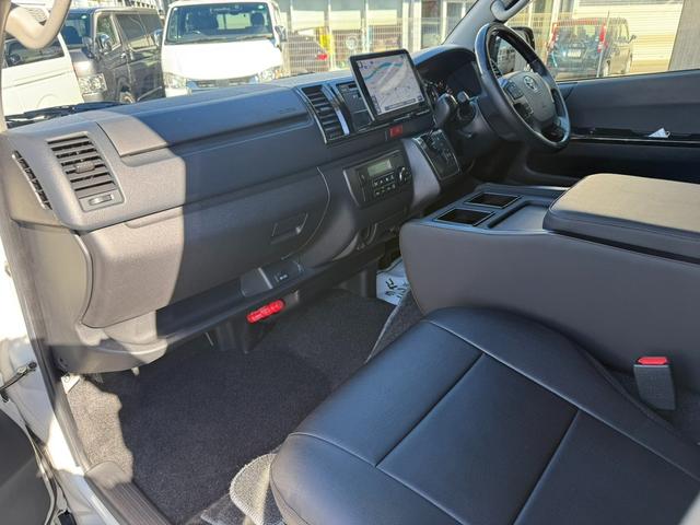 ハイエースバン スーパーＧＬ　ダークプライム　１７インチアルミホイール／フロントエアロ／スモークテールランプ／フローティングナビ／クルーズコントロール／（33枚目）