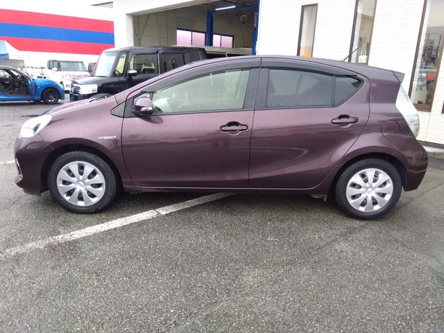 アクア S★純正ナビ★地デジTV★バックカメラ★オートライト★ アイドリングストップ★スマートキー★プッシュスタート★ヘッドライトレベライザー★CD、DVD再生★Bluetooth再生★ウィンカーミラー★ECOモード★EVモード★オートエアコン★パワーウィンドウ★(6枚目)