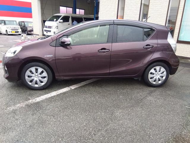 アクア S★純正ナビ★地デジTV★バックカメラ★オートライト★ アイドリングストップ★スマートキー★プッシュスタート★ヘッドライトレベライザー★CD、DVD再生★Bluetooth再生★ウィンカーミラー★ECOモード★EVモード★オートエアコン★パワーウィンドウ★(11枚目)