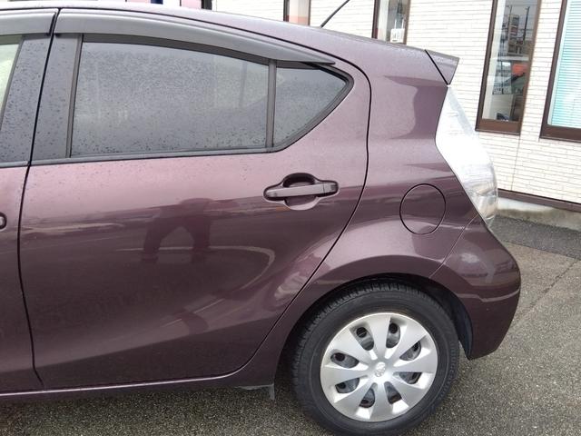 アクア S★純正ナビ★地デジTV★バックカメラ★オートライト★ アイドリングストップ★スマートキー★プッシュスタート★ヘッドライトレベライザー★CD、DVD再生★Bluetooth再生★ウィンカーミラー★ECOモード★EVモード★オートエアコン★パワーウィンドウ★(24枚目)