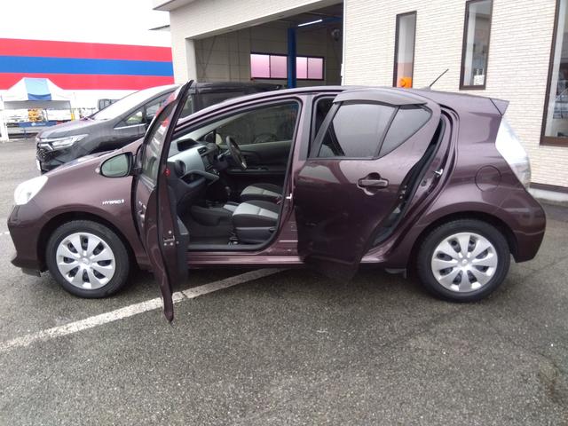 アクア S★純正ナビ★地デジTV★バックカメラ★オートライト★ アイドリングストップ★スマートキー★プッシュスタート★ヘッドライトレベライザー★CD、DVD再生★Bluetooth再生★ウィンカーミラー★ECOモード★EVモード★オートエアコン★パワーウィンドウ★(55枚目)