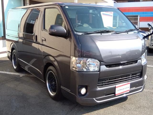 ハイエースバン スーパーＧＬ　ダークプライム★ナビフルセグＴＶ★フリップダウ　ンモニター★バックカメラ★ＬＥＤオートライト★両側パワースライドドア★バッドフェイス★ｅｓｓｅｘローダウン★ベッドキッド★バレンティＬＥＤドアミラーウィンカー★ステアリングリモコン★スマートキー★（5枚目）