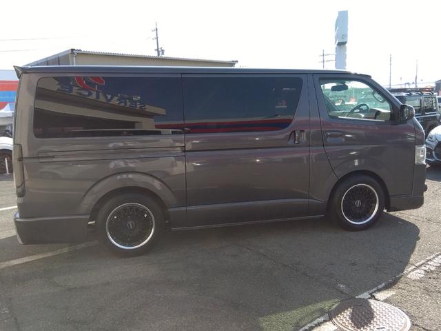 ハイエースバン スーパーＧＬ　ダークプライム★ナビフルセグＴＶ★フリップダウ　ンモニター★バックカメラ★ＬＥＤオートライト★両側パワースライドドア★バッドフェイス★ｅｓｓｅｘローダウン★ベッドキッド★バレンティＬＥＤドアミラーウィンカー★ステアリングリモコン★スマートキー★（10枚目）