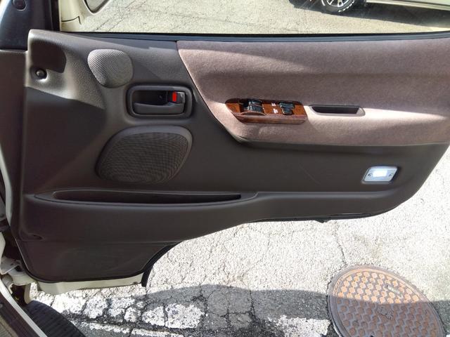 ハイエースワゴン リビングサルーンＥＸ★トリプルムーンルーフ★回転シート★　３列シート★パワステ★パワーウィンドウ★ダブルエアコン★運転席・助手席エアバック有★ＥＴＣ★オートマ車★（65枚目）