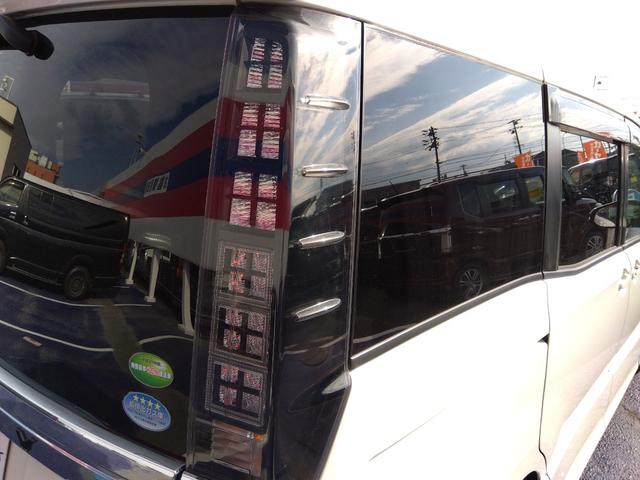 ヴォクシー ＺＳ★純正ナビ★フルセグＴＶ★純正フリップダウンモニター★　バックカメラ★ステアリングリモコン★両側パワースライドドア★ＭＴモード★７人乗り★革巻ステアリング★ロールサンシェード★オート格納ミラー★スマートキー★プッシュスタート★ＣＤ，ＤＶＤ再生★ラジオ★（17枚目）