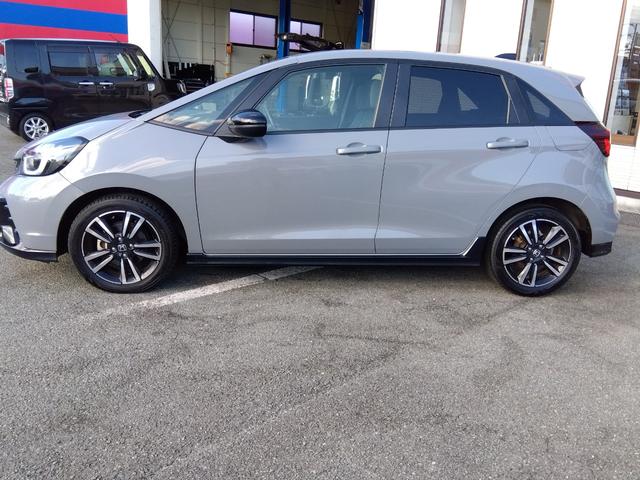 フィット ｅ：ＨＥＶ　ＲＳ★純正９インチナビフルセグＴＶ★ホンダセンシ　ング★ＬＥＤオートライト★パドルシフト★ＳＯＳコール★革巻ステアリング★４輪ディスクブレーキ★ＲＳ専用エクステリア★アームレストコンソール★レーダークルーズコントロール★ビルトインＥＴＣ２．０★（7枚目）