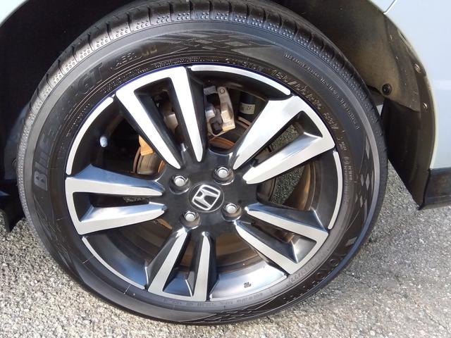 フィット ｅ：ＨＥＶ　ＲＳ★純正９インチナビフルセグＴＶ★ホンダセンシ　ング★ＬＥＤオートライト★パドルシフト★ＳＯＳコール★革巻ステアリング★４輪ディスクブレーキ★ＲＳ専用エクステリア★アームレストコンソール★レーダークルーズコントロール★ビルトインＥＴＣ２．０★（16枚目）