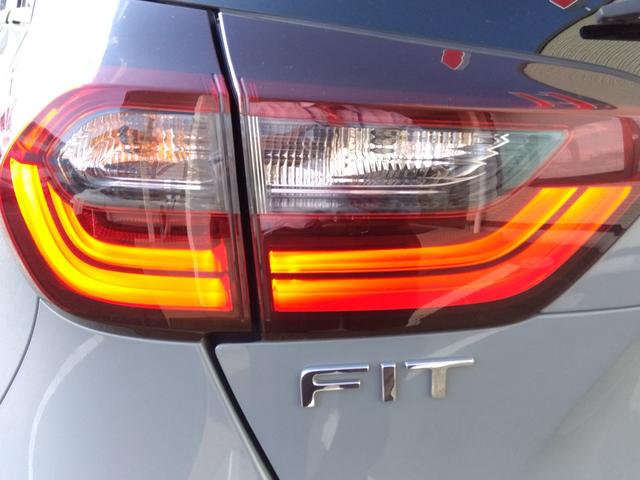 フィット ｅ：ＨＥＶ　ＲＳ★純正９インチナビフルセグＴＶ★ホンダセンシ　ング★ＬＥＤオートライト★パドルシフト★ＳＯＳコール★革巻ステアリング★４輪ディスクブレーキ★ＲＳ専用エクステリア★アームレストコンソール★レーダークルーズコントロール★ビルトインＥＴＣ２．０★（17枚目）
