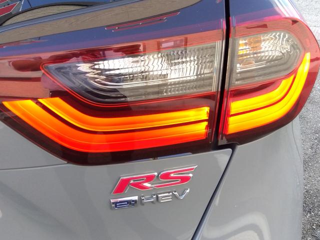 フィット ｅ：ＨＥＶ　ＲＳ★純正９インチナビフルセグＴＶ★ホンダセンシ　ング★ＬＥＤオートライト★パドルシフト★ＳＯＳコール★革巻ステアリング★４輪ディスクブレーキ★ＲＳ専用エクステリア★アームレストコンソール★レーダークルーズコントロール★ビルトインＥＴＣ２．０★（18枚目）