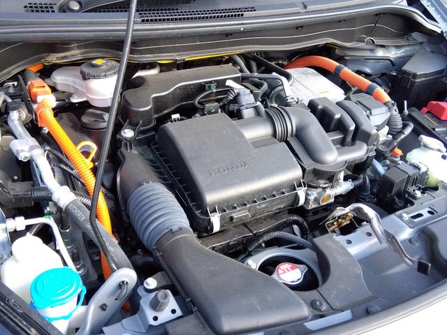 フィット ｅ：ＨＥＶ　ＲＳ★純正９インチナビフルセグＴＶ★ホンダセンシ　ング★ＬＥＤオートライト★パドルシフト★ＳＯＳコール★革巻ステアリング★４輪ディスクブレーキ★ＲＳ専用エクステリア★アームレストコンソール★レーダークルーズコントロール★ビルトインＥＴＣ２．０★（25枚目）