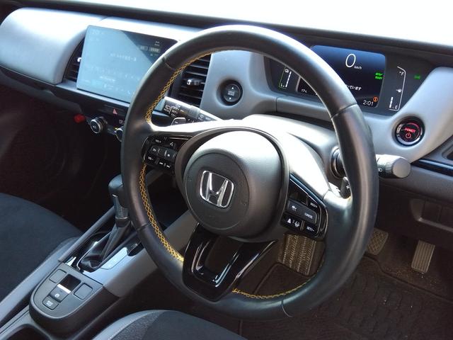 フィット ｅ：ＨＥＶ　ＲＳ★純正９インチナビフルセグＴＶ★ホンダセンシ　ング★ＬＥＤオートライト★パドルシフト★ＳＯＳコール★革巻ステアリング★４輪ディスクブレーキ★ＲＳ専用エクステリア★アームレストコンソール★レーダークルーズコントロール★ビルトインＥＴＣ２．０★（26枚目）