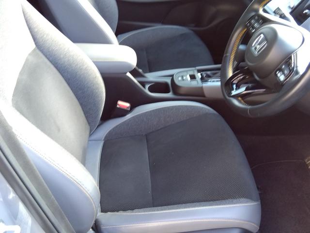 フィット ｅ：ＨＥＶ　ＲＳ★純正９インチナビフルセグＴＶ★ホンダセンシ　ング★ＬＥＤオートライト★パドルシフト★ＳＯＳコール★革巻ステアリング★４輪ディスクブレーキ★ＲＳ専用エクステリア★アームレストコンソール★レーダークルーズコントロール★ビルトインＥＴＣ２．０★（28枚目）