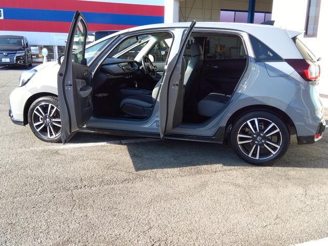 フィット ｅ：ＨＥＶ　ＲＳ★純正９インチナビフルセグＴＶ★ホンダセンシ　ング★ＬＥＤオートライト★パドルシフト★ＳＯＳコール★革巻ステアリング★４輪ディスクブレーキ★ＲＳ専用エクステリア★アームレストコンソール★レーダークルーズコントロール★ビルトインＥＴＣ２．０★（52枚目）