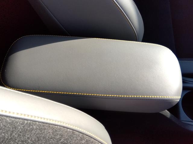 フィット ｅ：ＨＥＶ　ＲＳ★純正９インチナビフルセグＴＶ★ホンダセンシ　ング★ＬＥＤオートライト★パドルシフト★ＳＯＳコール★革巻ステアリング★４輪ディスクブレーキ★ＲＳ専用エクステリア★アームレストコンソール★レーダークルーズコントロール★ビルトインＥＴＣ２．０★（62枚目）