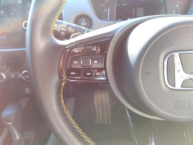 フィット ｅ：ＨＥＶ　ＲＳ★純正９インチナビフルセグＴＶ★ホンダセンシ　ング★ＬＥＤオートライト★パドルシフト★ＳＯＳコール★革巻ステアリング★４輪ディスクブレーキ★ＲＳ専用エクステリア★アームレストコンソール★レーダークルーズコントロール★ビルトインＥＴＣ２．０★（65枚目）