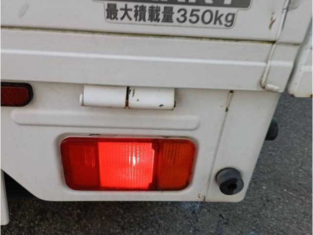キャリイトラック ＫＣエアコン・パワステ★パートタイム４ＷＤ★オートマ車★　エアコン★パワステ★運転席＆助手席エアバック★三方開き★ライトレベライザー★アオリガード★純正ラジオ★純正バイザー★純正フロアマット★（24枚目）