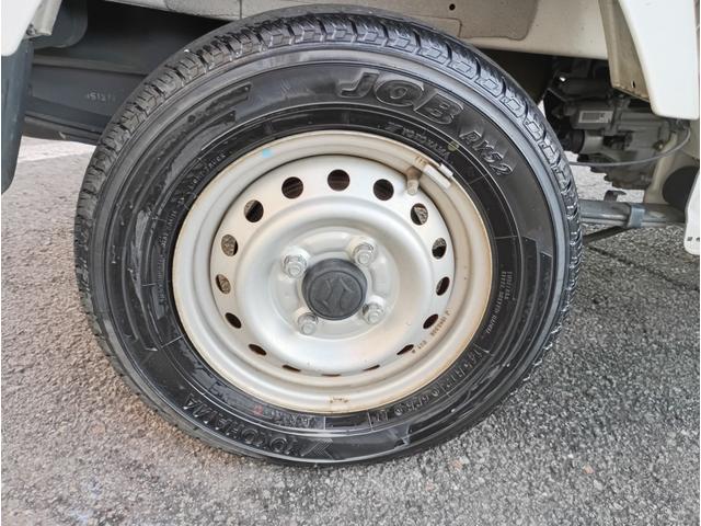 キャリイトラック ＫＣエアコン・パワステ★パートタイム４ＷＤ★オートマ車★　エアコン★パワステ★運転席＆助手席エアバック★三方開き★ライトレベライザー★アオリガード★純正ラジオ★純正バイザー★純正フロアマット★（25枚目）