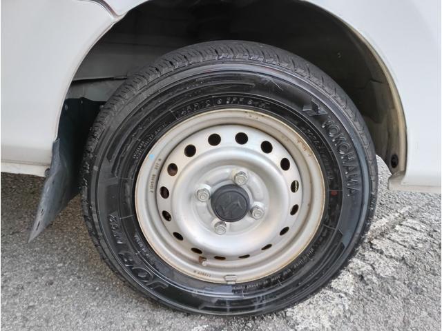 キャリイトラック ＫＣエアコン・パワステ★パートタイム４ＷＤ★オートマ車★　エアコン★パワステ★運転席＆助手席エアバック★三方開き★ライトレベライザー★アオリガード★純正ラジオ★純正バイザー★純正フロアマット★（26枚目）