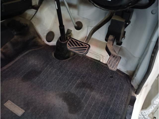 キャリイトラック ＫＣエアコン・パワステ★パートタイム４ＷＤ★オートマ車★　エアコン★パワステ★運転席＆助手席エアバック★三方開き★ライトレベライザー★アオリガード★純正ラジオ★純正バイザー★純正フロアマット★（33枚目）