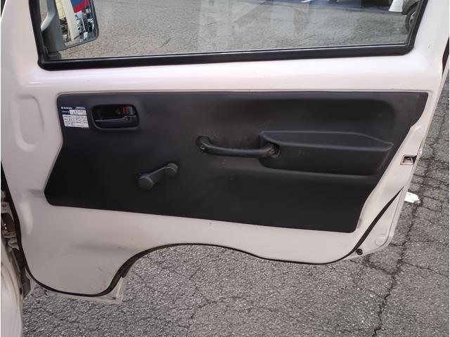 キャリイトラック ＫＣエアコン・パワステ★パートタイム４ＷＤ★オートマ車★　エアコン★パワステ★運転席＆助手席エアバック★三方開き★ライトレベライザー★アオリガード★純正ラジオ★純正バイザー★純正フロアマット★（34枚目）