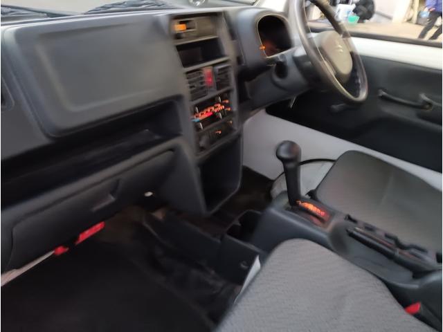 キャリイトラック ＫＣエアコン・パワステ★パートタイム４ＷＤ★オートマ車★　エアコン★パワステ★運転席＆助手席エアバック★三方開き★ライトレベライザー★アオリガード★純正ラジオ★純正バイザー★純正フロアマット★（38枚目）