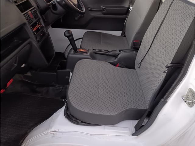 キャリイトラック ＫＣエアコン・パワステ★パートタイム４ＷＤ★オートマ車★　エアコン★パワステ★運転席＆助手席エアバック★三方開き★ライトレベライザー★アオリガード★純正ラジオ★純正バイザー★純正フロアマット★（40枚目）