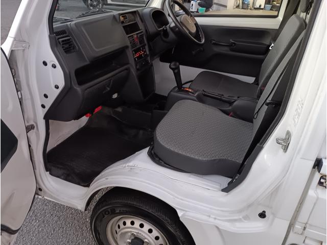 キャリイトラック ＫＣエアコン・パワステ★パートタイム４ＷＤ★オートマ車★　エアコン★パワステ★運転席＆助手席エアバック★三方開き★ライトレベライザー★アオリガード★純正ラジオ★純正バイザー★純正フロアマット★（41枚目）