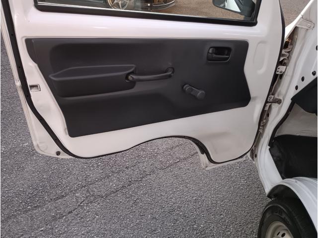 キャリイトラック ＫＣエアコン・パワステ★パートタイム４ＷＤ★オートマ車★　エアコン★パワステ★運転席＆助手席エアバック★三方開き★ライトレベライザー★アオリガード★純正ラジオ★純正バイザー★純正フロアマット★（42枚目）